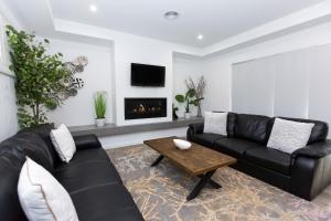 TV a/nebo společenská místnost v ubytování TWO TEN Sleeps 10! Luxury CBD Accommodation