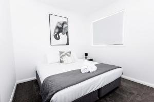 Postel nebo postele na pokoji v ubytování TWO TEN Sleeps 10! Luxury CBD Accommodation