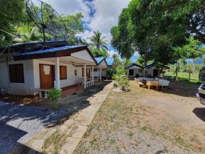 a row of cottages at a resort at pineapple resort in Ban Huai Thalaeng Phan
