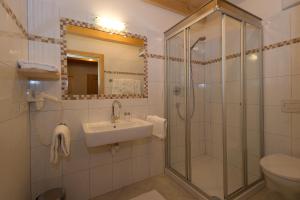 ブラーイエスにあるAppartments Jagerhofのバスルーム(シャワー、洗面台、トイレ付)