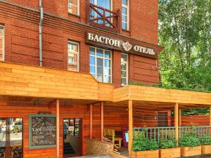 トムスクにあるГостиница Бастон на Герценаの建物脇の看板のあるレストラン