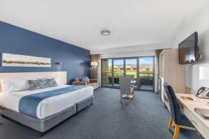 um quarto de hotel com uma cama e uma secretária em The Barn Accommodation em Mount Gambier