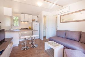 Kuchyň nebo kuchyňský kout v ubytování Mobile Homes Delta Marine at Campsite Rapoća + 1 fotografie
