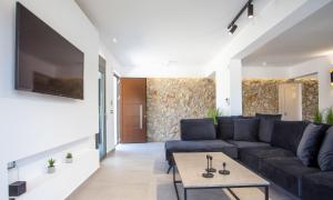 A television and/or entertainment centre at Kastalys Villa