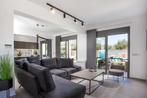 A seating area at Kastalys Villa