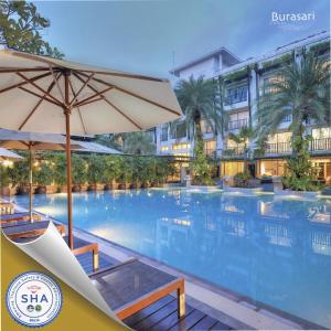 Der Swimmingpool an oder in der Nähe von Burasari Phuket Resort & Spa