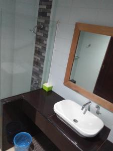 y baño con lavabo y espejo. en Antika Hotel, en Rembang