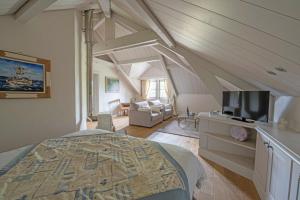 ein Schlafzimmer mit einem Bett und ein Wohnzimmer in der Unterkunft Villa Cécile in Yvoire