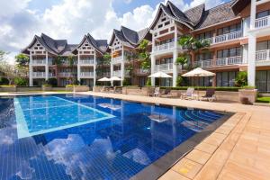 ein Bild eines Swimmingpools in einem Hotel in der Unterkunft Allamanda Laguna Phuket by RESAVA in Strand Bang Tao