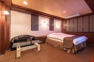 een kamer met een bed en een wastafel bij 犬山ドルフィンリゾート各務原店-大人専用- in Kakamigahara