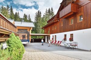 um grupo de pessoas caminhando no pátio de um edifício em Appartement Omesberg 1 em Lech am Arlberg