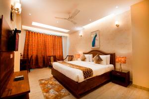 ein Schlafzimmer mit einem großen Bett in einem Zimmer in der Unterkunft Imperial Apartments Huda City in Gurgaon