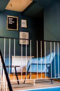 a bedroom with a bed and a blue wall at Boutiquehotel Caravella Velden by S4Y in Velden am Wörthersee