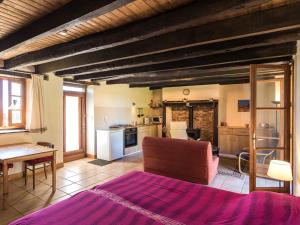 un soggiorno con un letto e una cucina di Peaceful Cottage in Savignac a Savignac-Lédrier