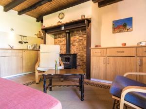 un soggiorno con camino e tavolo di Peaceful Cottage in Savignac a Savignac-Lédrier Altre 32 foto