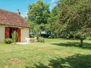 Savignac-LédrierにあるWelcoming cottage in Savignac L drier with gardenの家の隣の庭のベンチ