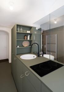 a bathroom with a sink and a counter top at ENTZÜCKENDE KLEINE WOHNUNG in Linz