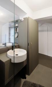 a bathroom with a sink and a shower at ENTZÜCKENDE KLEINE WOHNUNG in Linz