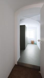 une chambre vide avec des murs blancs et une fenêtre dans l'établissement ENTZÜCKENDE KLEINE WOHNUNG, à Linz