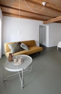 a living room with a couch and a table at ENTZÜCKENDE KLEINE WOHNUNG in Linz