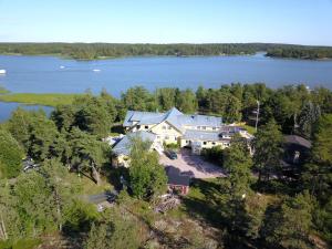 een luchtzicht op een huis aan de oever van een meer bij Villa Ekbladh in Västanfjärd