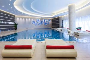 Holiday Inn Panjin Aqua City, an IHG Hotel tesisinde veya buraya yakın yüzme havuzu