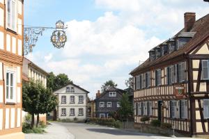 eine Straße in einer mittelalterlichen Stadt mit Gebäuden in der Unterkunft itzgrundperlchen in Untermerzbach