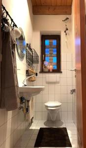 La salle de bains est pourvue d'un lavabo, de toilettes et d'une fenêtre. dans l'établissement itzgrundperlchen, à Untermerzbach