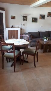 uma sala de estar com uma mesa e cadeiras e um sofá em Mühlbachhof em Berg