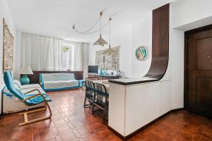 une chambre avec une cuisine et un salon dans l'établissement Camogli Bright Apartment with Parking, à Camogli