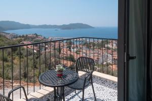 uma mesa e cadeiras numa varanda com vista para o oceano em Granda Apart em Kas