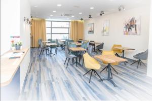un restaurante con mesas y sillas en una habitación en AI HOSTEL en Split