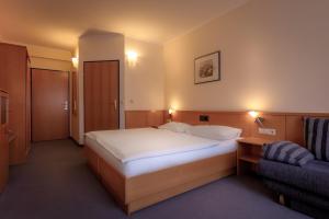Säng eller sängar i ett rum på City Hotel Stockerau