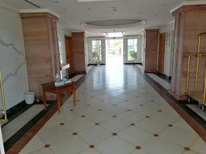 un pasillo vacío con una mesa en una habitación en Durrah Beach Apartment en Durat  Alarous