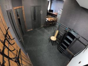 キロフスクにあるHostel Kirovsk.redのテーブルと椅子が備わる客室です。