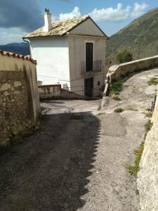 una pequeña casa blanca al lado de una carretera en Casa Corsetta, en Alvito