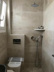 Koupelna v ubytování Vassiliki Rooms + 37 fotografií