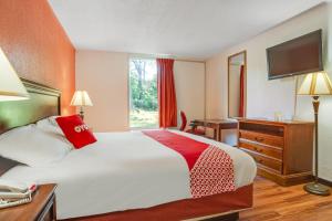 Кровать или кровати в номере OYO Hotel Mona Lake Muskegon