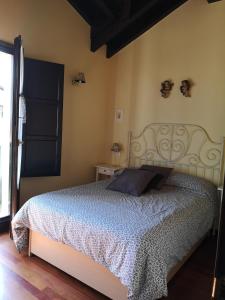 A bed or beds in a room at Mayorazgo De Altamira Mila