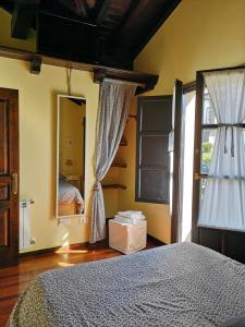 1 dormitorio con cama y ventana en Mayorazgo De Altamira Mila, en Santillana del Mar