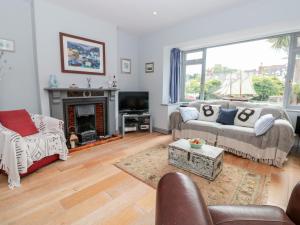 ein Wohnzimmer mit Couch und Kamin in der Unterkunft Anchor Cottage in Salcombe