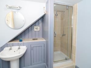 ein Badezimmer mit Waschbecken und Dusche in der Unterkunft Anchor Cottage in Salcombe + 34 Fotos