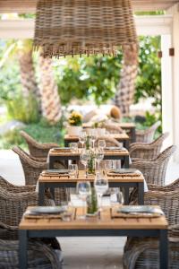 una mesa de madera con copas de vino en el patio en Can Arabí en Ibiza