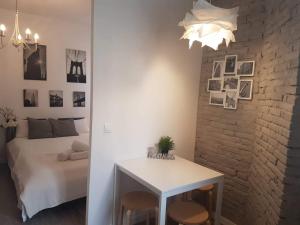 Schlafzimmer mit einem Bett und einem Tisch mit Stühlen in der Unterkunft Bonito Alojamiento in Valencia