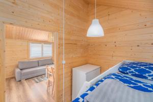 Ένα ή περισσότερα κρεβάτια σε δωμάτιο στο Domek rodzinny