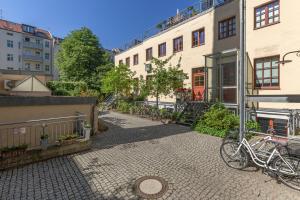 eine Gruppe von Fahrrädern, die vor den Gebäuden geparkt sind in der Unterkunft Loft Apartments Leipzig Loft Verde in Leipzig