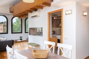 una cucina e un soggiorno con tavolo e sedie di Flateli Sant Fèlix a Girona