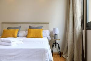 A bed or beds in a room at Flateli Sant Fèlix