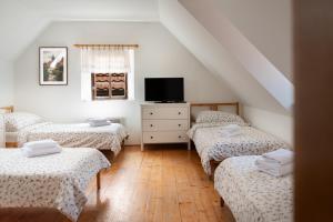 Rúm í herbergi á Dobrý Kanec - Hostinec