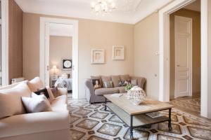 un soggiorno con divano e tavolo di BCN Rambla Catalunya Apartments a Barcellona